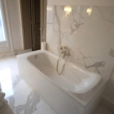 Eiffel Tower View Luxury 2br For 5 People Semesterbostad Paris