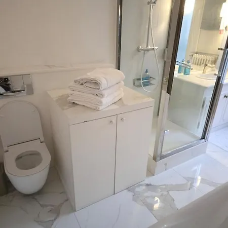 Eiffel Tower View Luxury 2br For 5 People Semesterbostad *