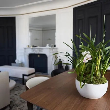 Semesterbostad Eiffel Tower View Luxury 2br For 5 People *