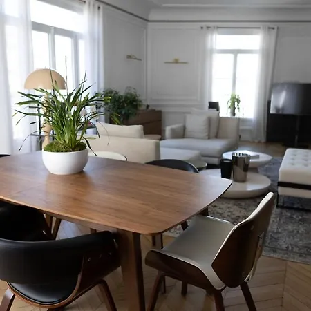Semesterbostad Eiffel Tower View Luxury 2br For 5 People Paris