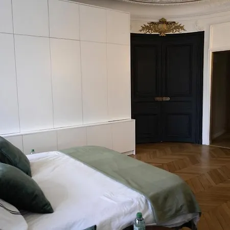 Semesterbostad Eiffel Tower View Luxury 2br For 5 People Paris