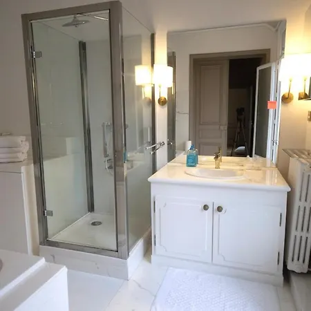 Semesterbostad Eiffel Tower View Luxury 2br For 5 People *