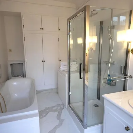 Eiffel Tower View Luxury 2br For 5 People Semesterbostad Paris