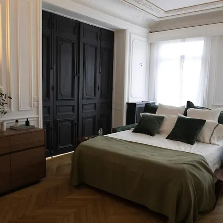 Eiffel Tower View Luxury 2br For 5 People Semesterbostad