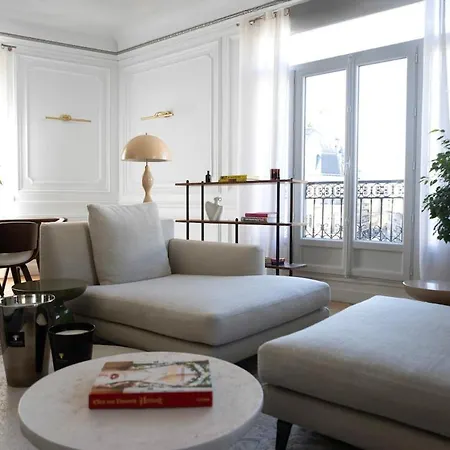 Eiffel Tower View Luxury 2br For 5 People Semesterbostad
